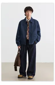 Detailansicht der klassischen Jeans Harrington Jacke kombiniert mit passender Hose.