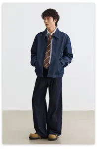 Detailansicht der stilvollen amerikanischen Clean-Fit Harrington-Jacke mit Krawatte und Hose.