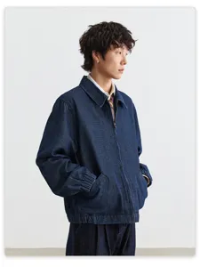 Lässige dunkelblaue Harrington-Jacke für Damen und Herren im klassischen Design.