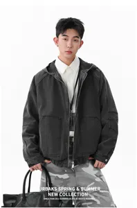 Veste en jean de travail à capuche délavée vintage, coupe ample avec poches profondes.