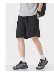 Herren lässige schwarze Eisseide Shorts, lose passend schnelltrocknende Sommer Freizeithosen.