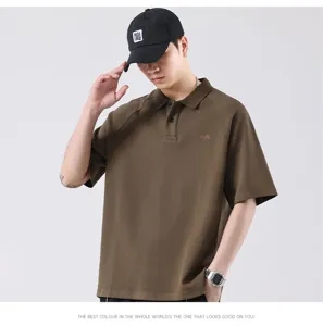 Polo casual retrò estiva da uomo, manica corta con risvolto ampio e ricamo sul petto.