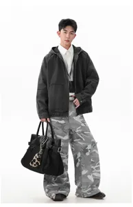 Veste en jean ample à capuche pour homme, délavée vintage et pantalon camouflage.