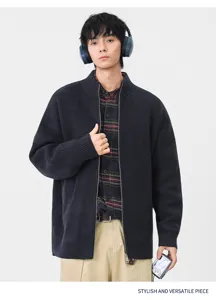 Gedetailleerd overzicht van heren gebreid vest met rits, casual stijlvolle kleding.