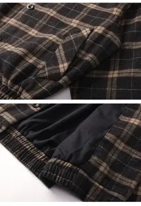 Λεπτομερής λήψη vintage καρό ταρτάν κοντό casual μπουφάν με πέτο και ριμπ τελείωμα.