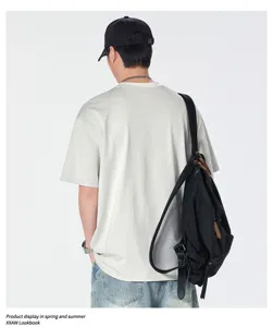 Dettaglio vista posteriore di t-shirt casual a manica corta ampia in grigio chiaro.