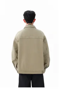 Ανδρικό vintage casual μπουφάν εργασίας, λεπτομέρεια πίσω όψης από χακί streetwear παλτό.