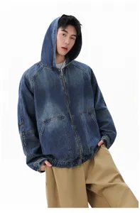 Veste en jean délavée rétro à capuche pour homme, vue détaillée avec poches.