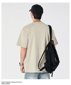 Λεπτομέρεια ανδρικού casual t-shirt με στρογγυλή λαιμόκοψη και άνετη χαλαρή γραμμή σε χακί.