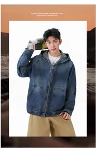 Gros plan sur la veste en jean vintage avec capuche, fermeture éclair et poches avant pratiques.