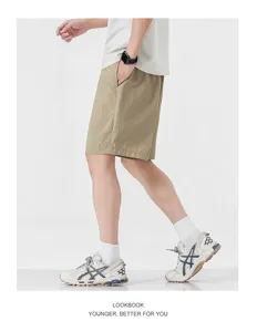 Detailansicht der leichten Herren Eisseide Shorts in lässiger Passform für den Sommer.
