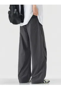 Detailansicht der lockeren dunkelgrauen Herren Cargo Fallschirmhose mit atmungsaktivem Stoff.