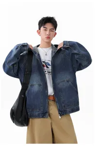Veste en denim à capuche ample et décontractée vintage pour homme avec effet lavé usé.