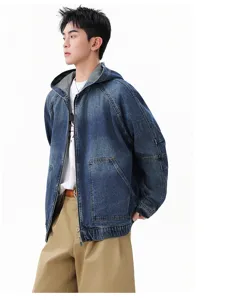 Veste en jean utilitaire ample à capuche vintage pour hommes, style vieilli lavé.
