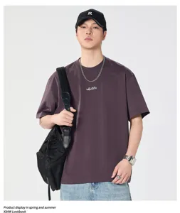 Λεπτομερής εικόνα του casual φαρδιού T-shirt με κοντά μανίκια σε σκούρο μοβ χρώμα.