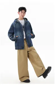 Veste en jean de travail ample à capuche vintage pour homme style vieilli lavé streetwear.