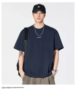 Λεπτομερής όψη casual κοντομάνικου T-shirt με στρογγυλό λαιμό σε μπλε ναυτικό χρώμα.