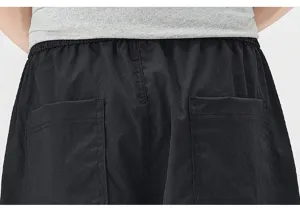 Detailansicht schwarze Herren Freizeithose, bequemer Bund und praktische Gesäßtaschen.
