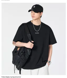 Λεπτομερής όψη ανδρικού μαύρου casual T-shirt κοντομάνικου με απλό μοντέρνο στυλ streetwear.