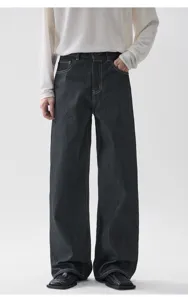 Dettaglio di jeans scuri vintage da uomo con vestibilità comoda e cuciture curate.