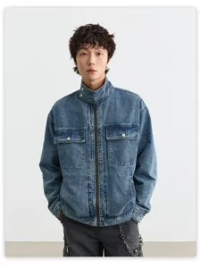 Veste en jean rétro pour homme, style cleanfit, col montant, zip frontal, poches poitrine.