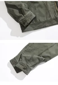 Veste décontractée pour homme en toile lavée vintage, vue détaillée avec fermeture éclair et poignets.