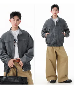Gros plan sur les détails de la veste patchwork en coton workwear vintage avec poches et zip.