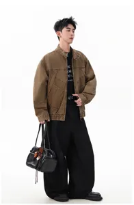 Vue détaillée de la veste de travail rétro patchwork en coton pour homme style décontracté.
