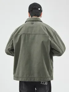 Veste en toile verte lavée rétro pour homme, vêtement d'extérieur ample streetwear, vue arrière.