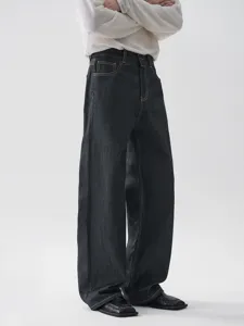 Classici jeans vintage in denim grezzo da uomo, pantaloni larghi svasati con cuciture.