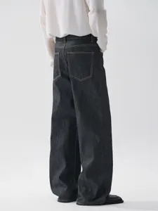 Vintage jeans larghi in denim scuro per uomo e donna, pantaloni lunghi svasati.