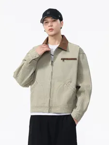 Veste de travail rétro cleanfit pour homme avec revers marron et poches zippées quotidiennes.