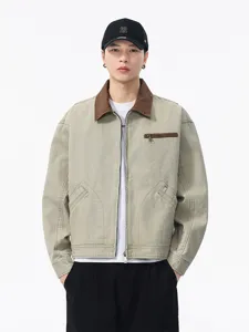 Veste de travail vintage en toile pour homme avec col en velours côtelé et poche zippée.