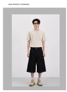 Pantaloncini capri larghi in denim vintage da uomo con t-shirt casual streetwear