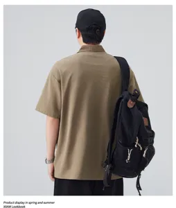 Achterzijde detail van heren korte mouw polo shirt in khaki, casual zomer streetwear stijl.