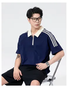 Detailansicht des sommerlichen Herren Kurzarm Poloshirts mit hellem Kontrastkragen und Streifen.