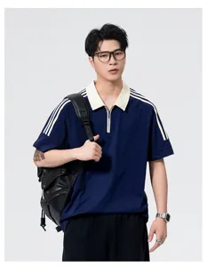 Nahaufnahme des gestreiften Kragens am lässigen Sommer Poloshirt für Herren im Detail.