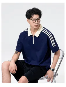 Nahaufnahme des Herren-Kurzarm-Poloshirts mit kontrastierenden Streifen und Kragen.