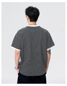 Heren casual zwart-wit gestreept t-shirt met korte mouwen, losse Japanse stijl achterkant.