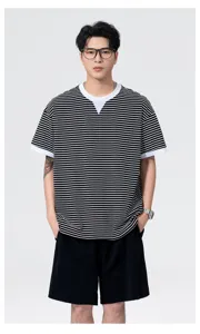 Gedetailleerd overzicht van het casual zwart-wit gestreepte korte mouwen t-shirt comfortabel.