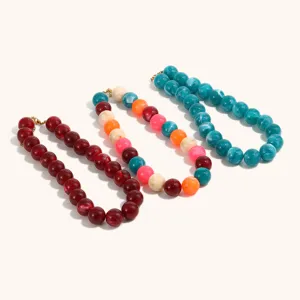 Dettaglio di collana di perle colorate con perle fatte a mano dallo stile elegante.