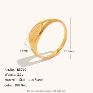 Anillo sello minimalista de acero inoxidable chapado en oro 18K con diseño de ola.