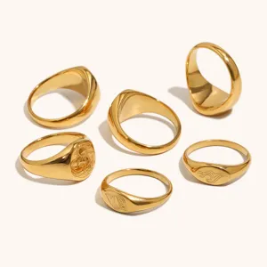 Vista detallada de anillos de estilo oceánico de acero inoxidable chapado en oro de 18k.