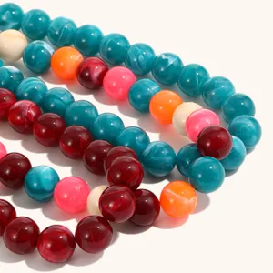 Dettaglio di collana con perle artigianali colorate, perle rotonde multicolore stile.