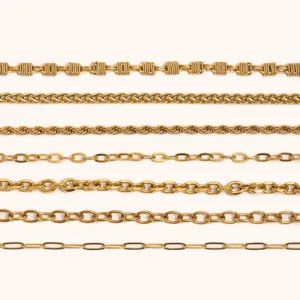 Vista dettagliata di varie catene in oro, inclusi modelli a corda e a maglia per gioielli.