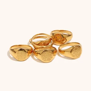 Set de anillos de sello de acero inoxidable chapado en oro con patrones grabados.