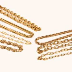 Set di collane con catena in acciaio inossidabile dorato, gioiello minimalista versatile chic.