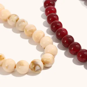 Collana di perle colorate fatta a mano dettaglio, gioielli vintage alla moda per donne eleganti.