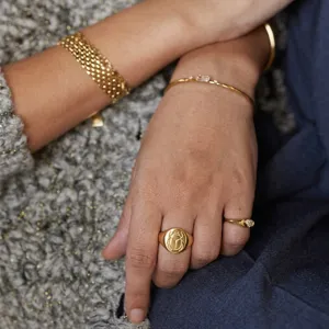 Conjunto de joyas de anillo y pulsera de moda chapada en oro, accesorios elegantes.