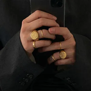 Set de anillos de sol y ola oceánica en acero dorado, joyería de moda en titanio vista detalle.
